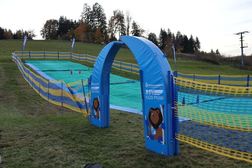 BSV Kids Park mit Mattenpiste, Torbogen und Absperrung